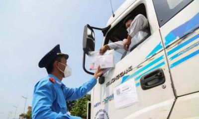 Hàng loạt xe lợi dụng luồng xanh dừng đỗ giao hàng bị xử phạt