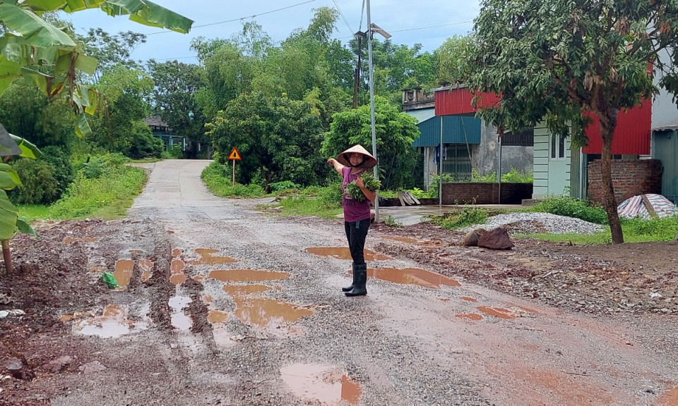 Đầm Hà: Đường dân sinh xuống cấp vì xe tải
