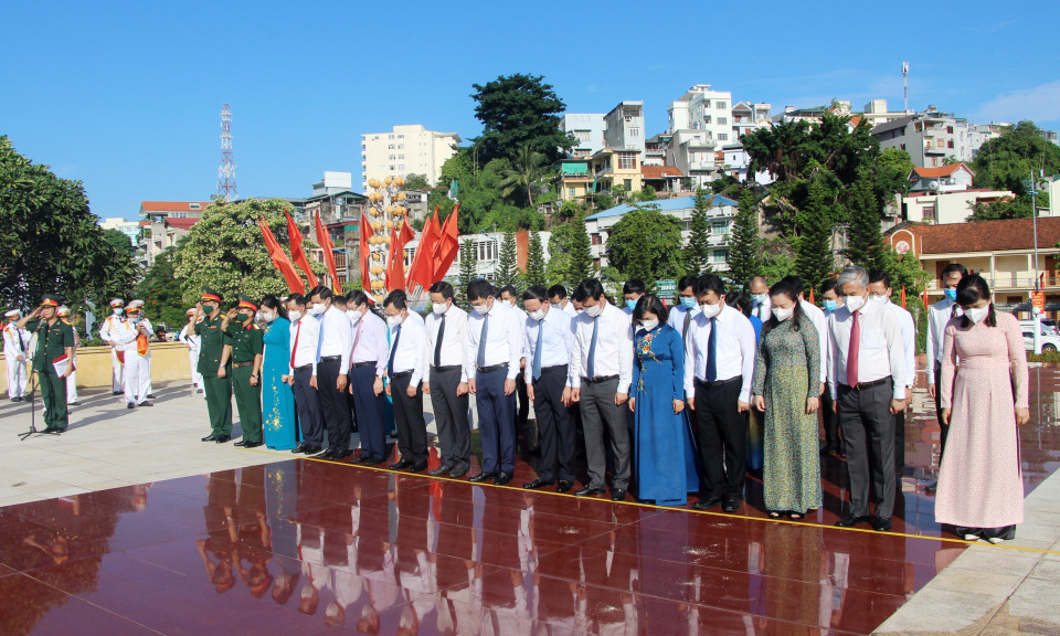 Dâng hương tưởng niệm các Anh hùng liệt sĩ và tượng đài đồng chí Vũ Văn Hiếu
