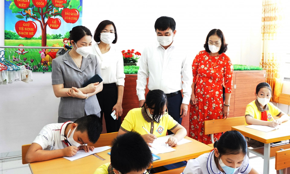 Phó Bí thư Thường trực Tỉnh ủy Ngô Hoàng Ngân kiểm tra công tác chuẩn bị khai giảng tại TX Quảng Yên và TP Hạ Long