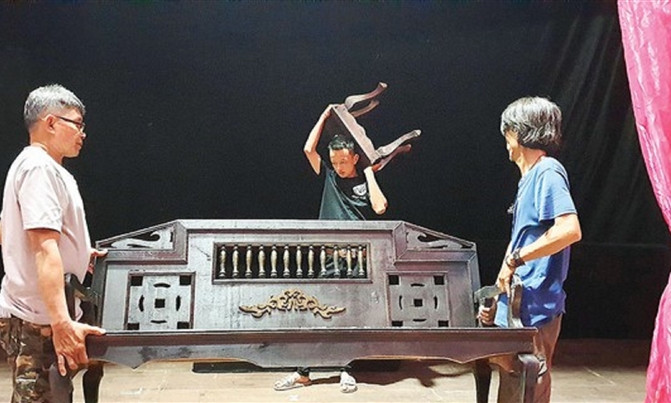 Hỗ trợ nghệ sĩ mùa COVID-19: Người nhận bị chỉ trích, người cần lại tủi thân
