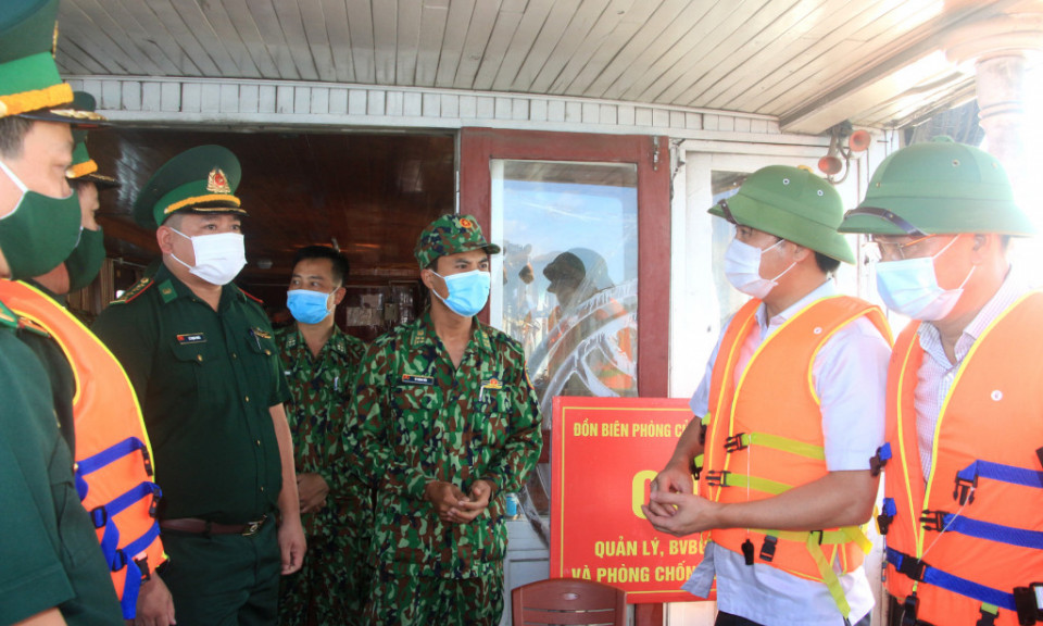 Chairman of Quang Ninh PPC inspects Covid-19 prevention and control activities over inland waterways