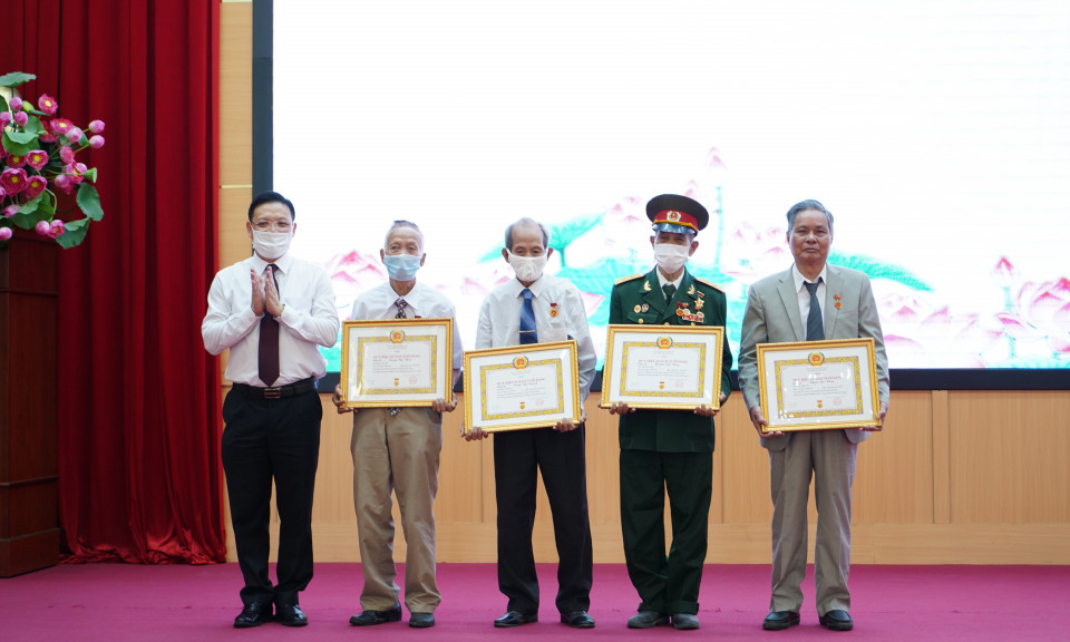 Trao huy hiệu Đảng đợt 2/9