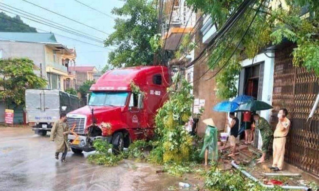 Xe container đâm thủng nhà dân, cô gái trẻ thoát chết hy hữu