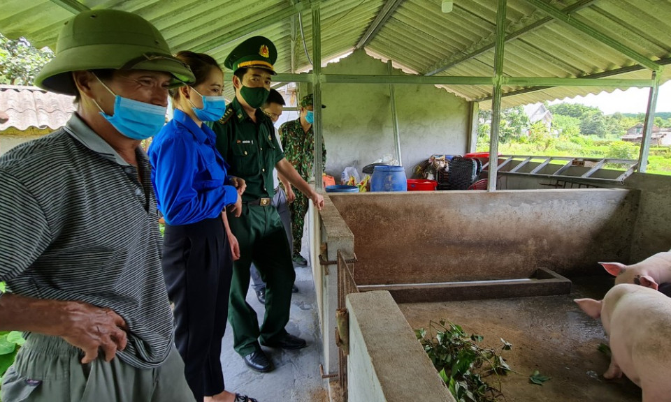 BĐBP Quảng Ninh giúp nhân dân xây dựng chuồng trại chăn nuôi ra xa khu nhà ở