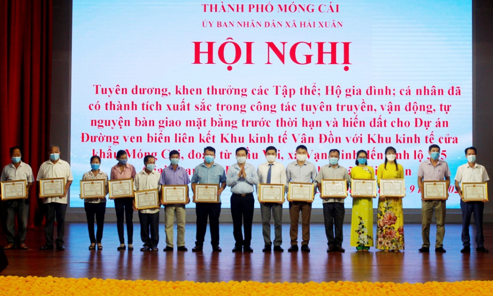Móng Cái: Khen thưởng 215 hộ tự nguyện bàn giao mặt bằng trước thời hạn và hiến đất cho dự án 