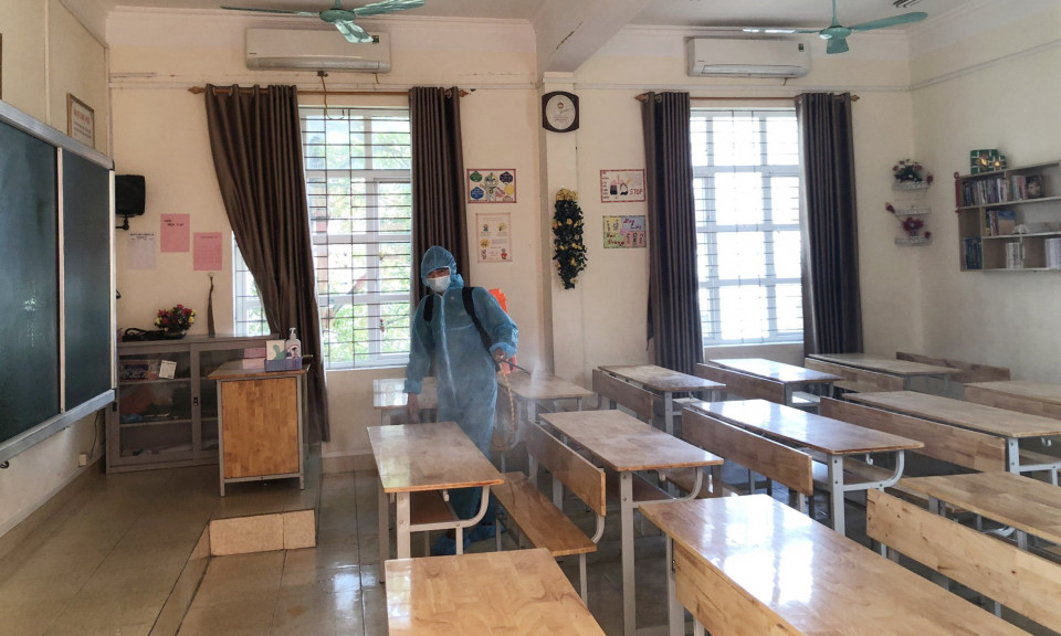 Đồn BPCK cảng Cẩm Phả giúp các trường học trên địa bàn phun khử khuẩn