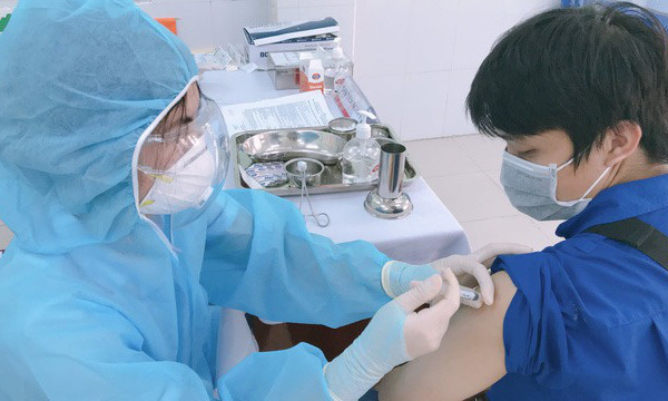 Người đã tiêm vaccine cần chuẩn bị thêm gì để phòng dịch hiệu quả?