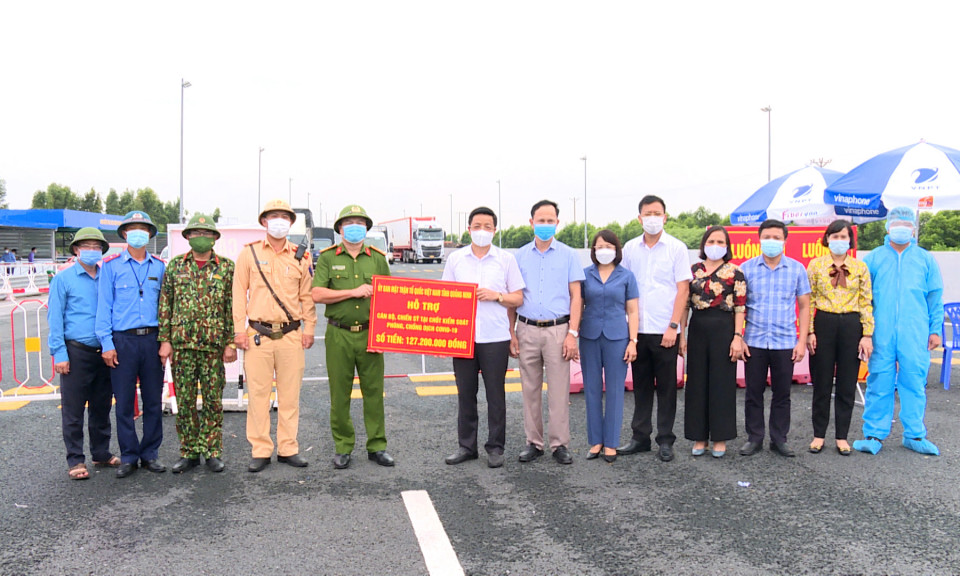 Trưởng Ban Dân vận Tỉnh ủy, Chủ tịch Ủy ban MTTQ tỉnh Nguyễn Văn Hồi động viên lực lượng chức năng tại các chốt kiểm soát ra vào tỉnh