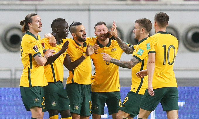 Australia đè bẹp Trung Quốc ở vòng loại World Cup