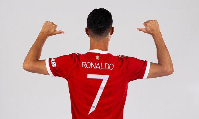 Ronaldo nhận áo số 7 ở Man Utd
