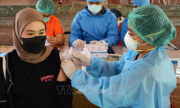 Indonesia đạt mục tiêu tiêm chủng ngừa COVID-19 của WHO