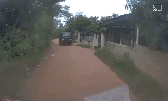 Xe tải suýt đâm phương tiện đối diện trên đường hẹp