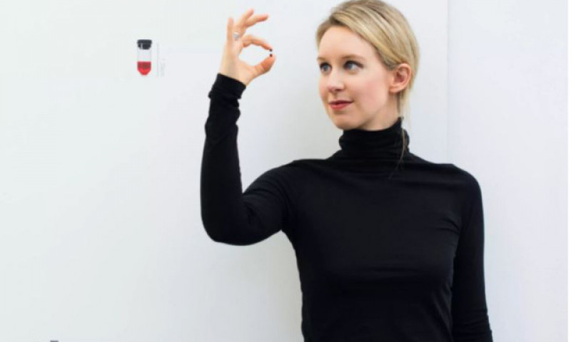 Elizabeth Holmes, tỷ phú một thời và là con cưng của giới truyền thông, ra hầu tòa
