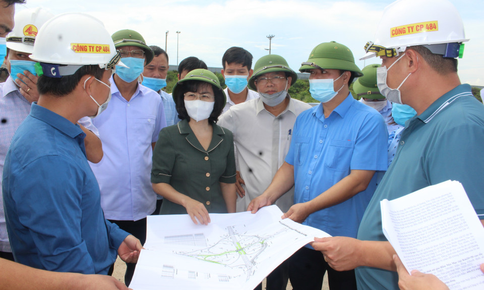 Phó Bí thư Tỉnh ủy, Phó Chủ tịch Thường trực HĐND tỉnh khảo sát tiến độ giải ngân các dự án đầu tư công tại Quảng Yên, Hạ Long