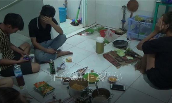Xử phạt 8 thanh niên tụ tập ăn nhậu trong thời gian giãn cách xã hội