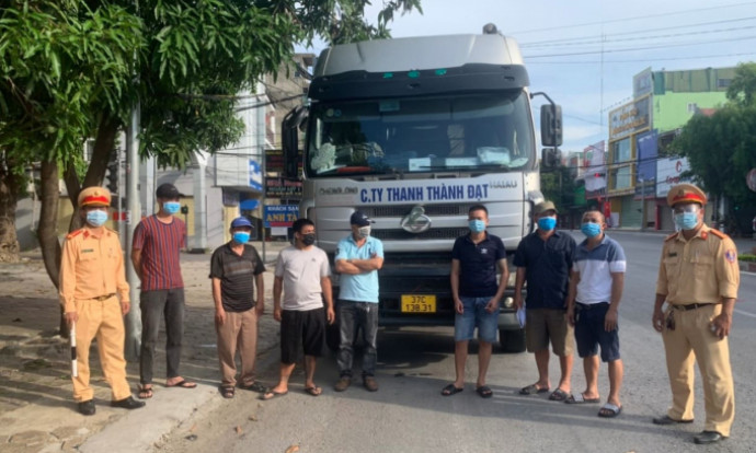 6 người trốn trên xe đầu kéo để “thông chốt” ra khỏi TP Vinh