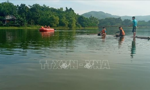 Thanh Hóa: Lật nhà bè, 7 người thoát chết, 2 người tử vong