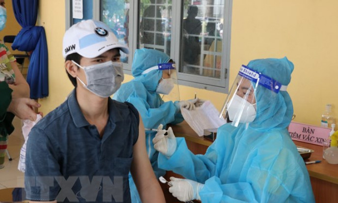 Bình Dương: Tính phương án cho người tiêm 2 mũi vaccine được ra đường