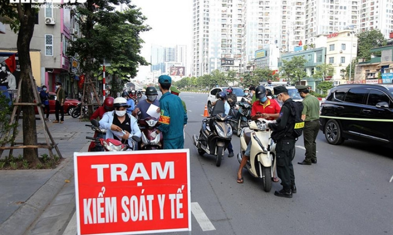 Người dân đứng ngồi không yên khi Hà Nội triển khai cấp giấy đi đường mã QR