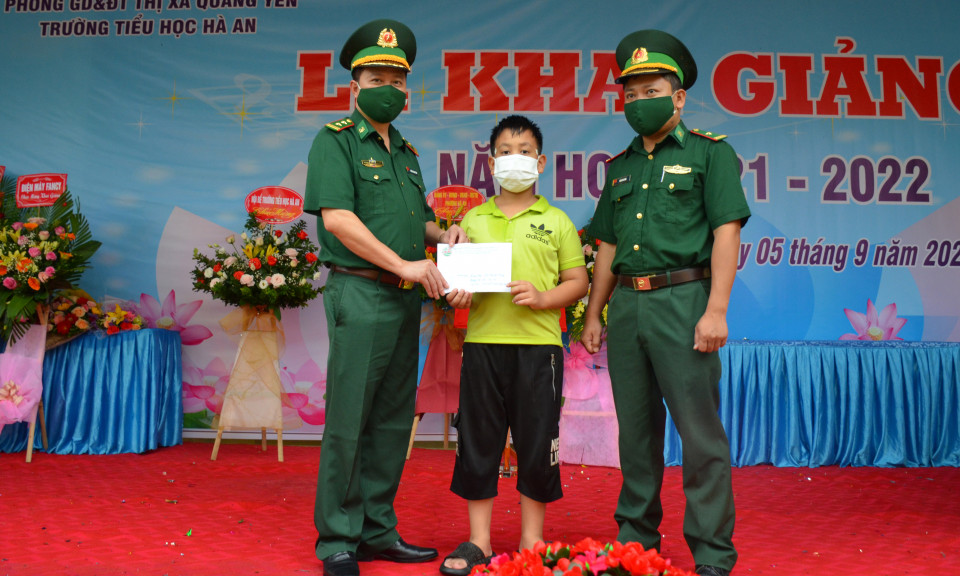 Đồn BPCKC Hòn Gai: Tặng quà cho con nuôi đồn biên phòng nhân dịp năm học mới  