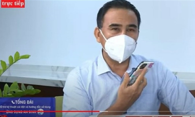 Quyền Linh gặp sự cố với điện thoại ngay trên sóng livestream