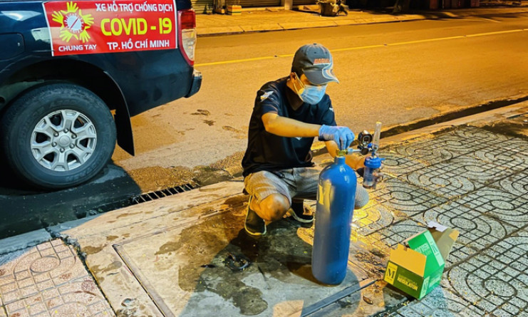 Người tặng oxy cho F0 tại nhà