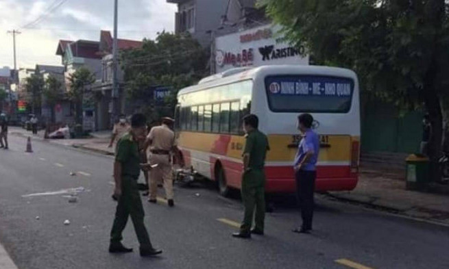 Xe máy va chạm với xe buýt, 1 học sinh tử vong