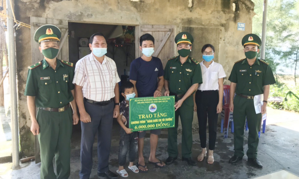 Đồn BPCKC Vạn Gia: Trao kinh phí hỗ trợ 6 học sinh nghèo vùng biên đến trường