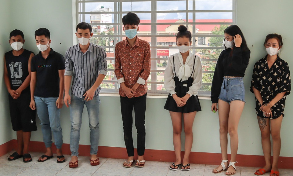 Nhóm nam nữ 'bay lắc' trong căn nhà thuê