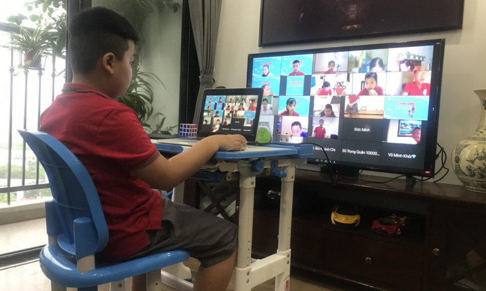 Bảo vệ mắt của con khi học online