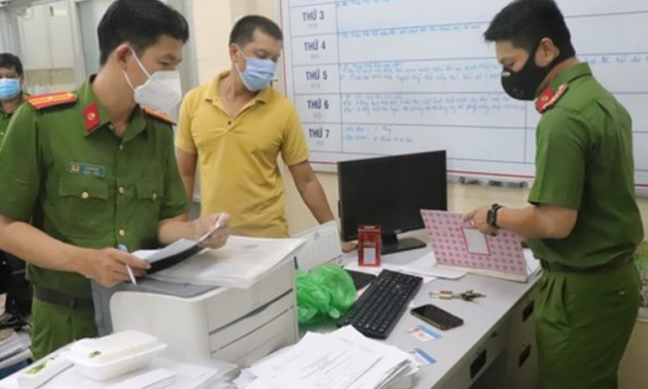 Bắt tạm giam cán bộ phường "thu phí" người ngoài vào tiêm vaccine