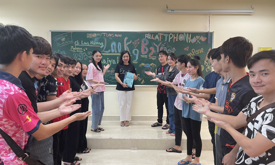  Người bắc nhịp cầu văn hóa Việt – Lào