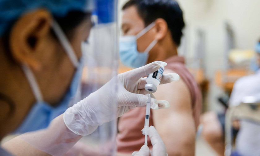 Hạ sốt đúng cách sau tiêm vắc-xin phòng Covid-19