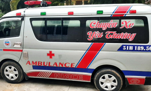 Nhái xe cứu thương để chở thuê làm 4 người nhiễm SARS-CoV-2