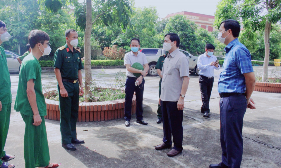 Trưởng Ban Tổ chức Tỉnh ủy, Giám đốc Sở Nội vụ kiểm tra công tác phòng, chống dịch Covid-19 tại Đông Triều 