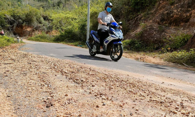 TP. Quy Nhơn: Đất đá phụ lề đường gây xói lở, tai nạn rình rập