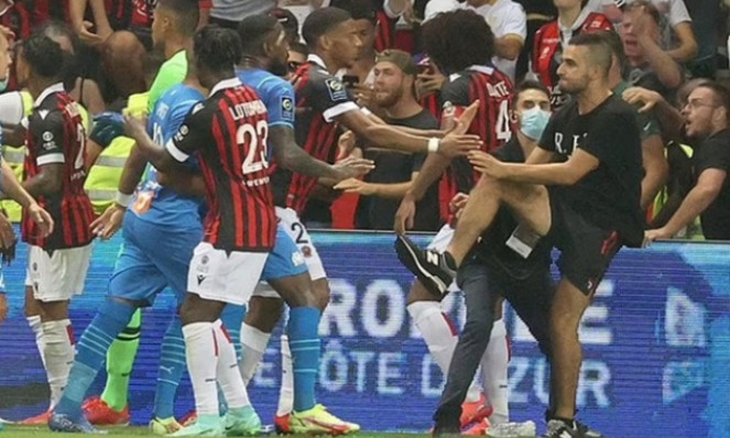 Ligue 1 đưa ra án phạt cho vụ bạo loạn giữa Nice - Marseille