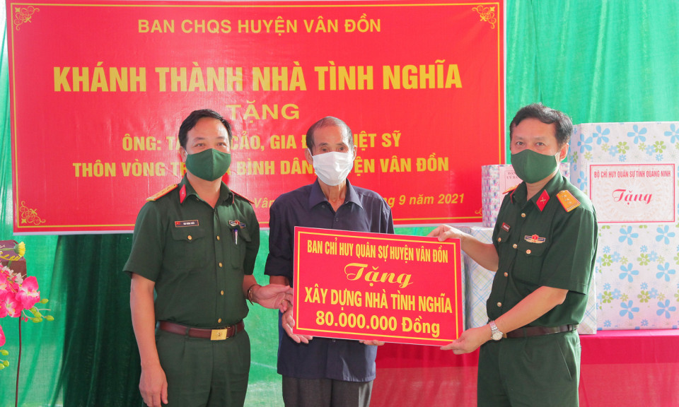 Ban CHQS huyện Vân Đồn: Khánh thành nhà tình nghĩa tặng gia đình thờ cúng Liệt sĩ