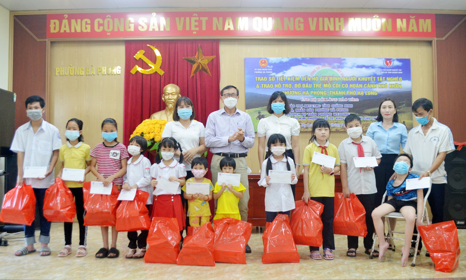 Hội Bảo trợ NKT&TMC tỉnh trao hỗ trợ học sinh mồ côi, người khuyết tật 