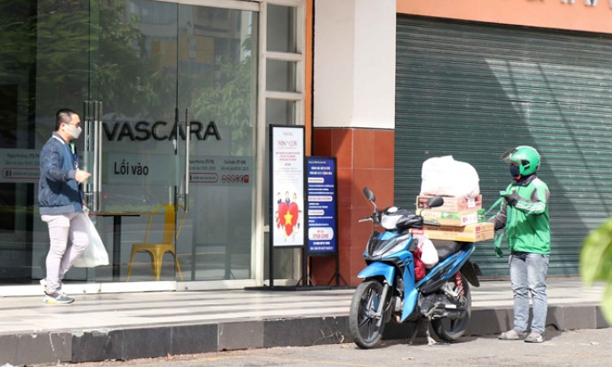 HCM City allows food and drink takeaway services, reopens IT stores