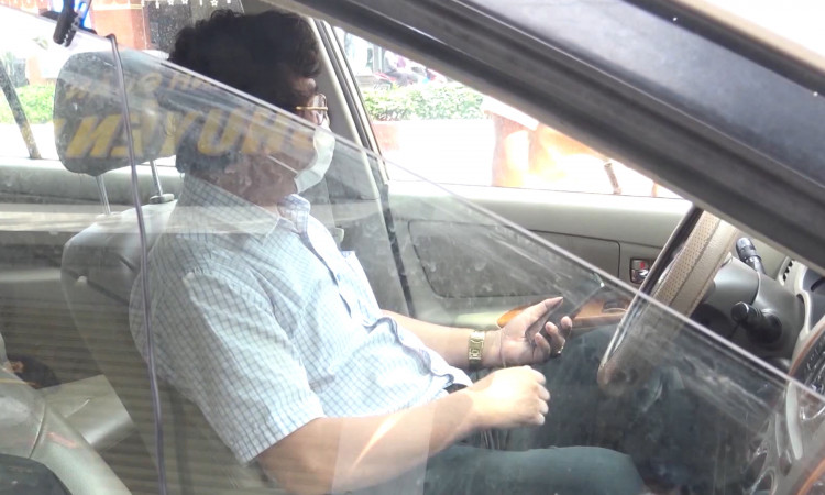 Thanh tra Sở Tài nguyên Môi trường cố thủ trong ô tô hơn 1 giờ khi vi phạm chống dịch