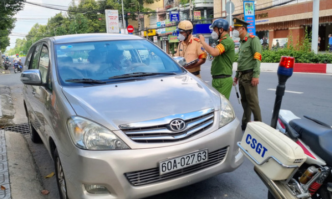Thanh tra sở không có giấy đi đường, 'cố thủ' trong ôtô cả tiếng - Báo Quảng Ninh điện tử 