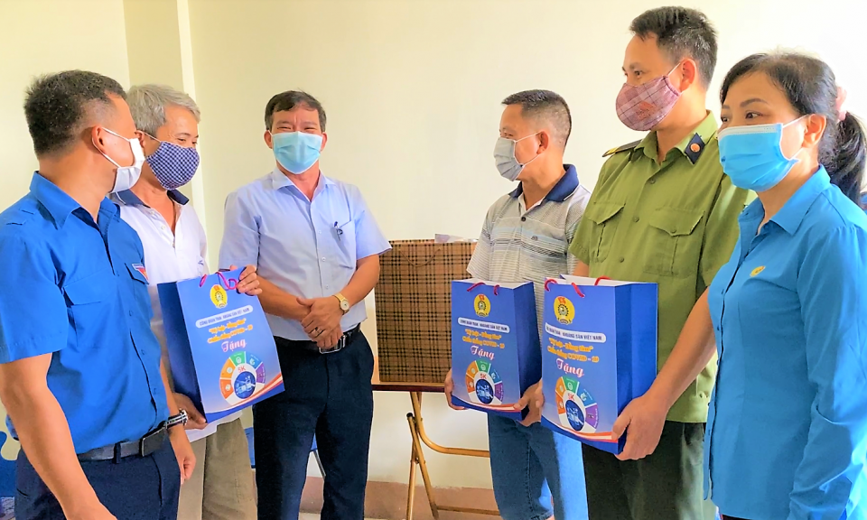 Công đoàn TKV thăm, tặng quà người lao động Than Hạ Long thực hiện "3 tại chỗ"