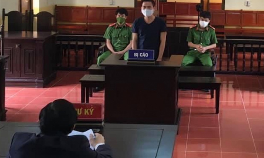 Lĩnh 15 tháng tù vì đánh tổ kiểm soát chống dịch COVID-19