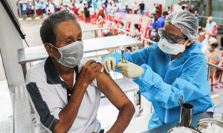 Nhiều tỉnh phía Nam tính ‘nới lỏng’ cho người đã tiêm vaccine