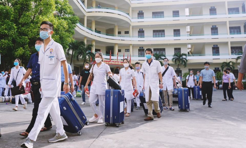 Quang Ninh sent 500 health workers to support Ha Noi in vaccination, mass testing