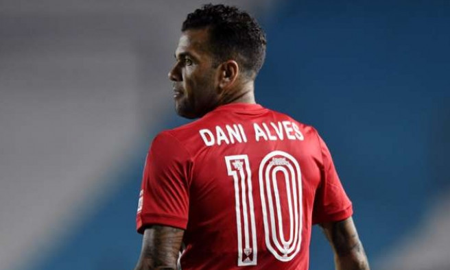 Dani Alves bất ngờ thất nghiệp