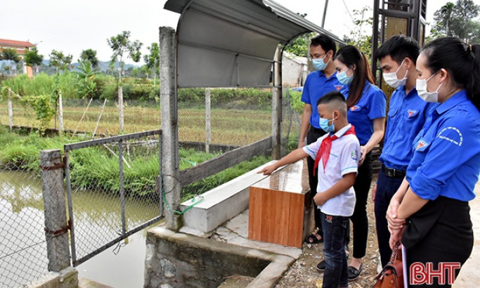Học sinh lớp 4 cứu bé 2 tuổi rơi xuống ao