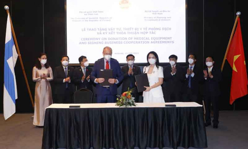 Chủ tịch Quốc hội Vương Đình Huệ dự Lễ trao tặng vật tư, thiết bị y tế phòng dịch và ký kết hợp tác tại Phần Lan